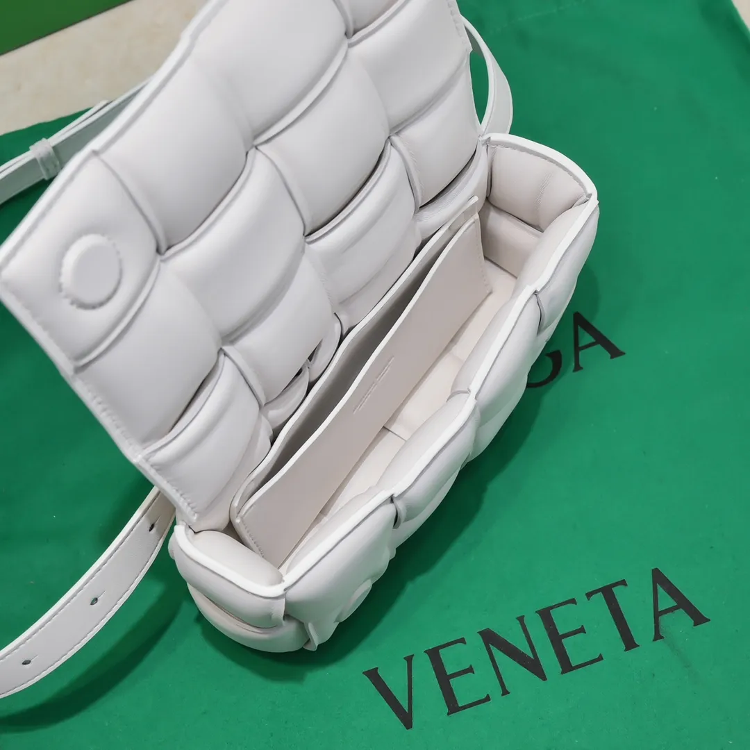 Batch 1120 bv new waist bag is out ✧ #streetshothot "BV Cassette mini pillow bag new style is here~ It adopts soft filling design, boxy shape, and the fat Cassette is super cute! High-grade soft sheepskin ➕ suction buckle design The overall style is retro and tasteful🌱The bag can be held or carried cross-body. It is elegant and simple but has a cool style. The upper body is fashionable and classy~ This Q-soft pillow bag is recommended to bbs^ω^🤪Size: 18*10*6cm, model: 6688-2#